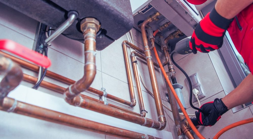 A,Technician,Is,Doing,A,Gas,Leak,Repair,To,Check
